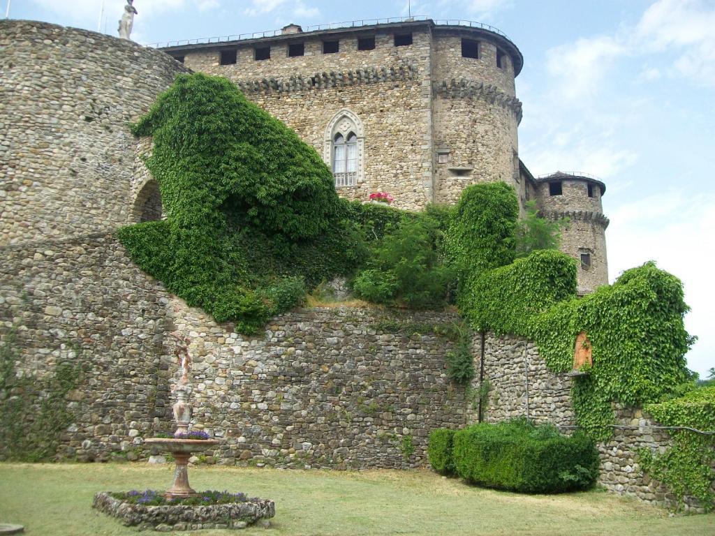 Castello Di Compiano Hotel Relais Museum Exterior photo